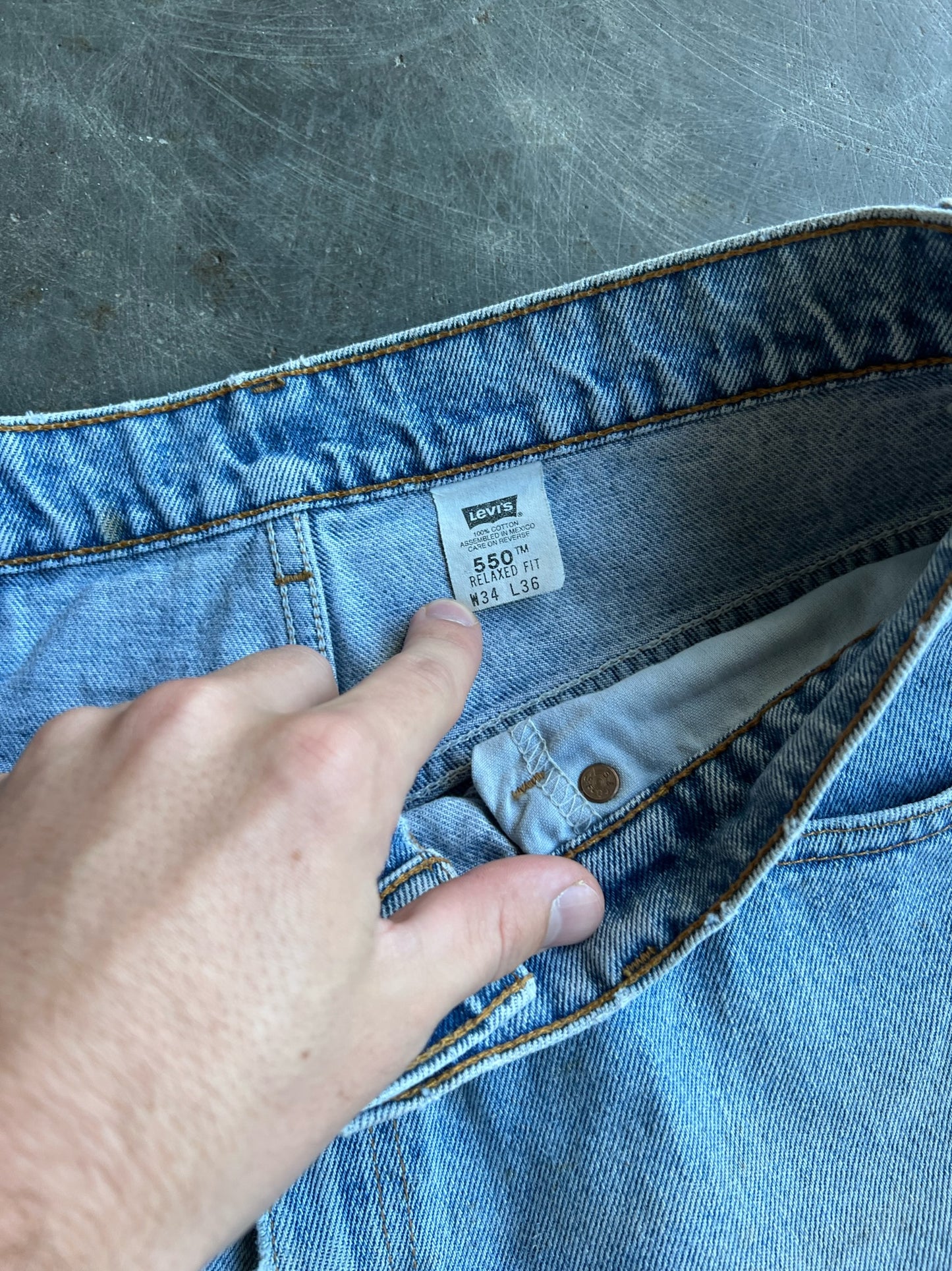 Vintage Light Wash Levi's 550 Pants - 34