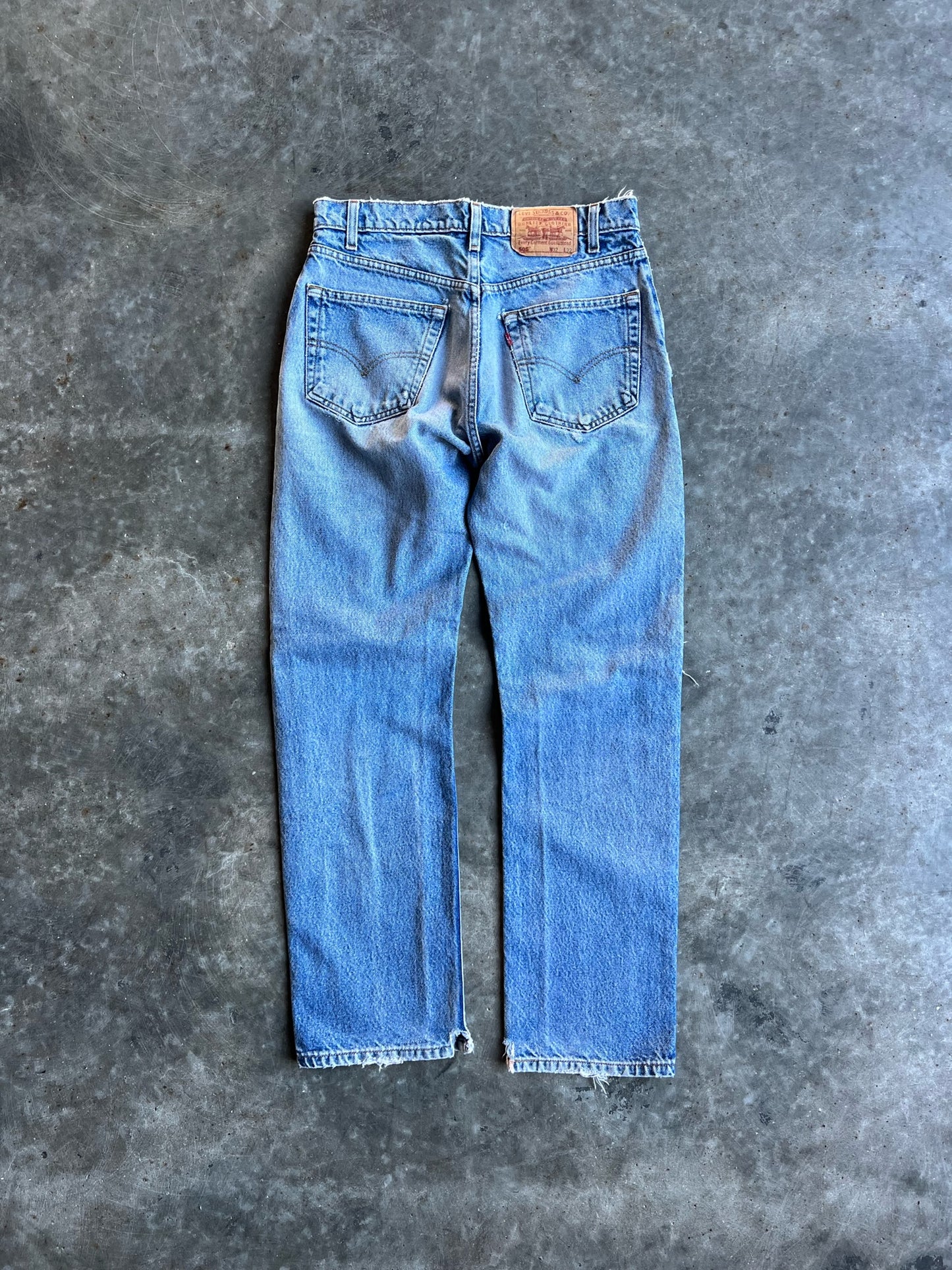 Vintage Distressed Light Wash Levi's 505 Pants - 32