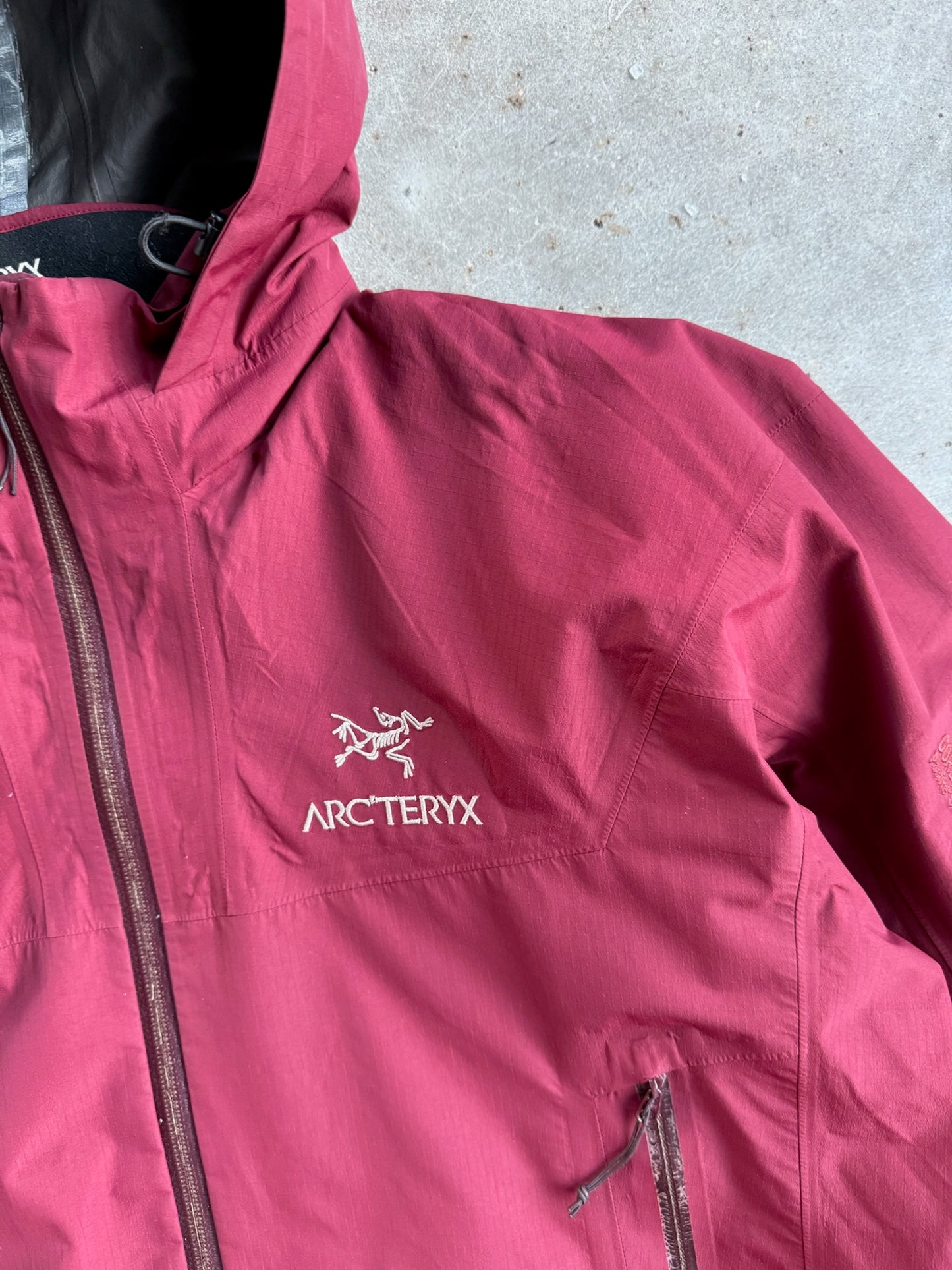 Maroon Arcteryx GORE-Tex Shell Jacket - L