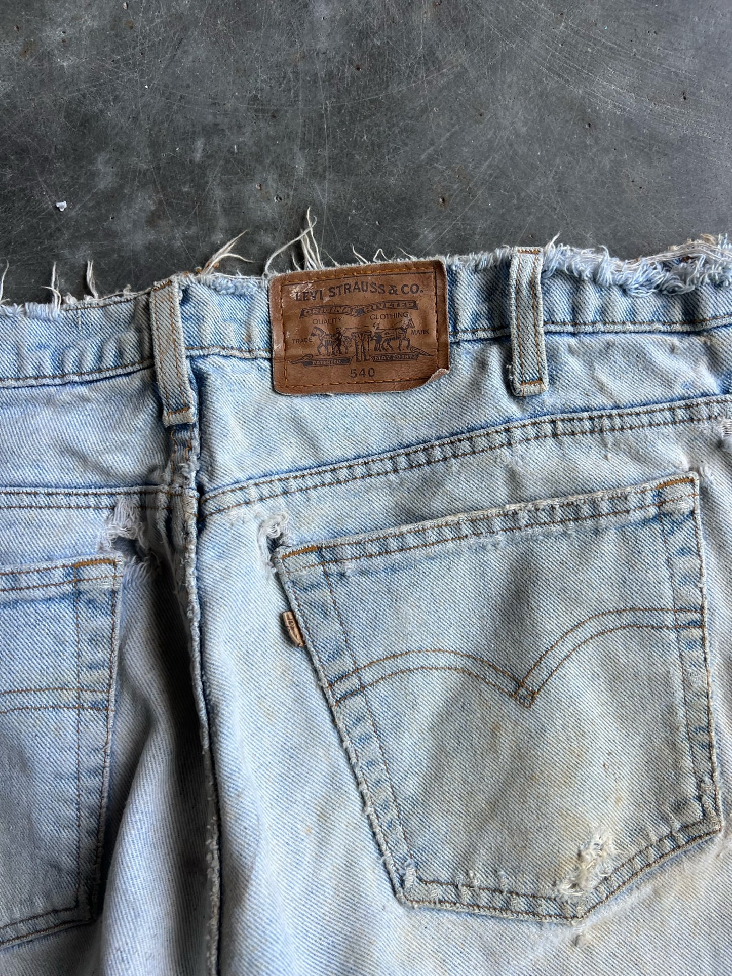 Vintage Distressed Light Wash Levi's 540 Pants - 34