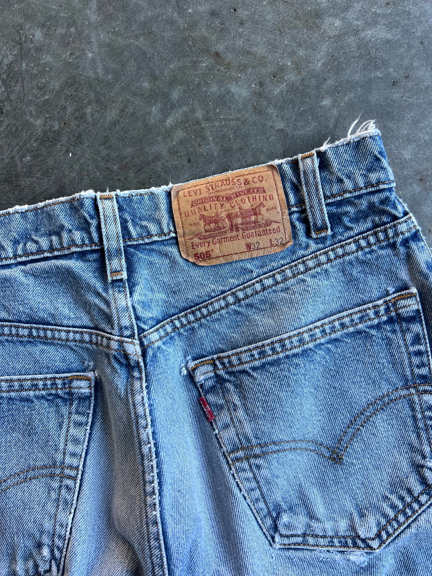 Vintage Distressed Light Wash Levi's 505 Pants - 32