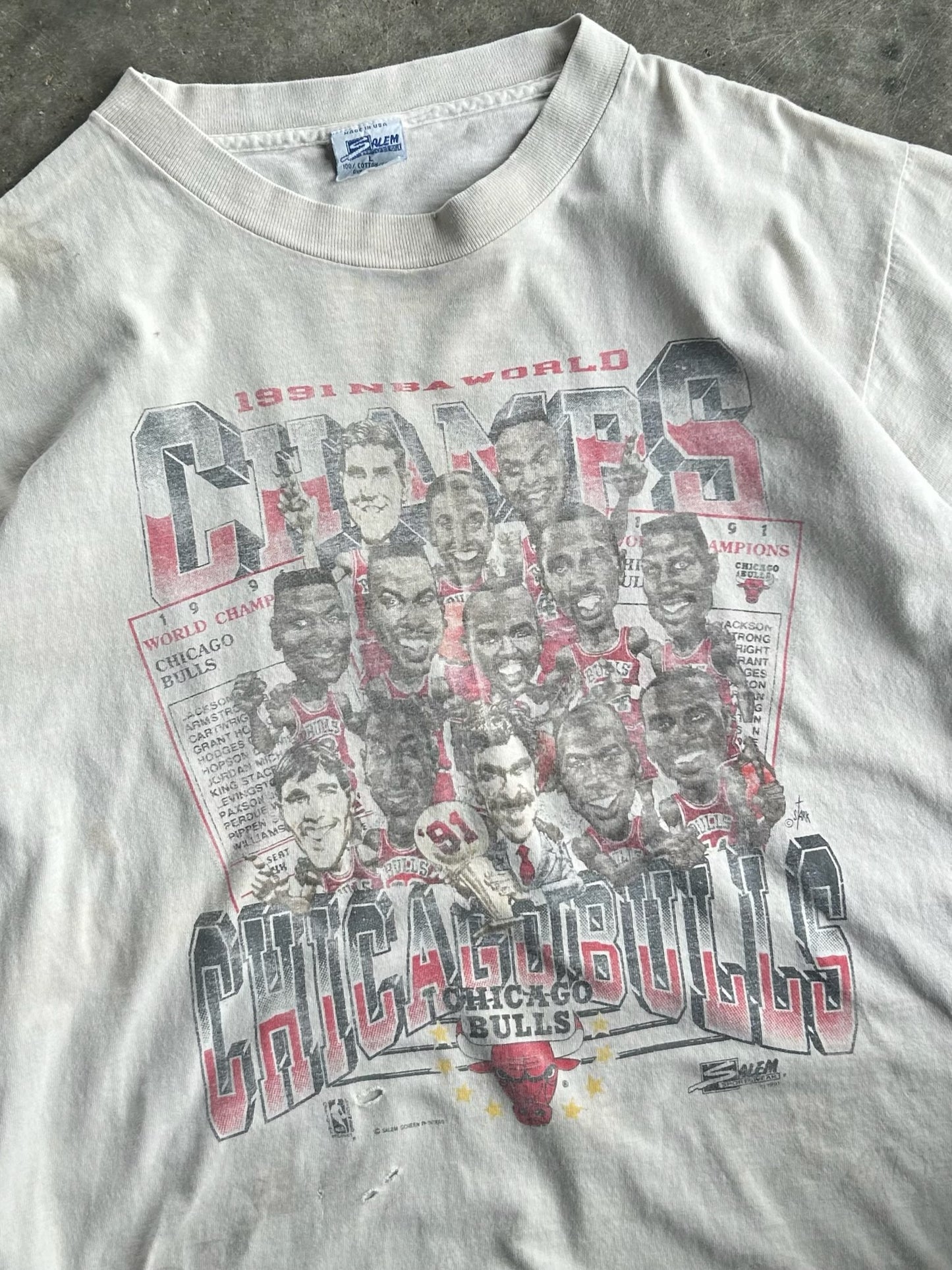 Vintage Faded 1991 NBA World Champs Chicago Bulls Tee - L