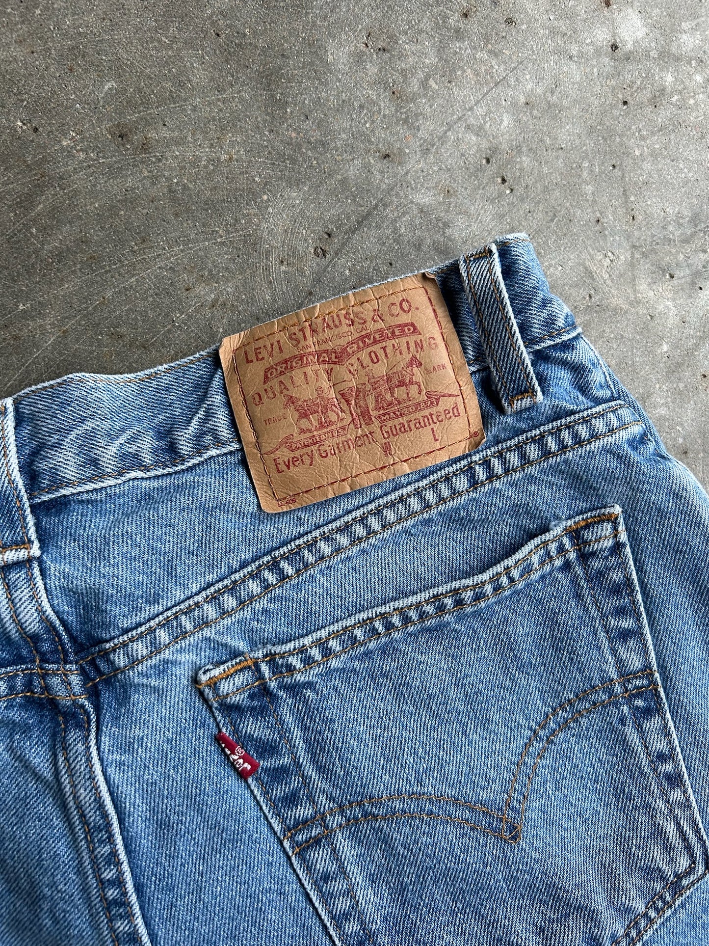 Vintage Medium Wash Levi’s Red Tab Denim Shorts - 28