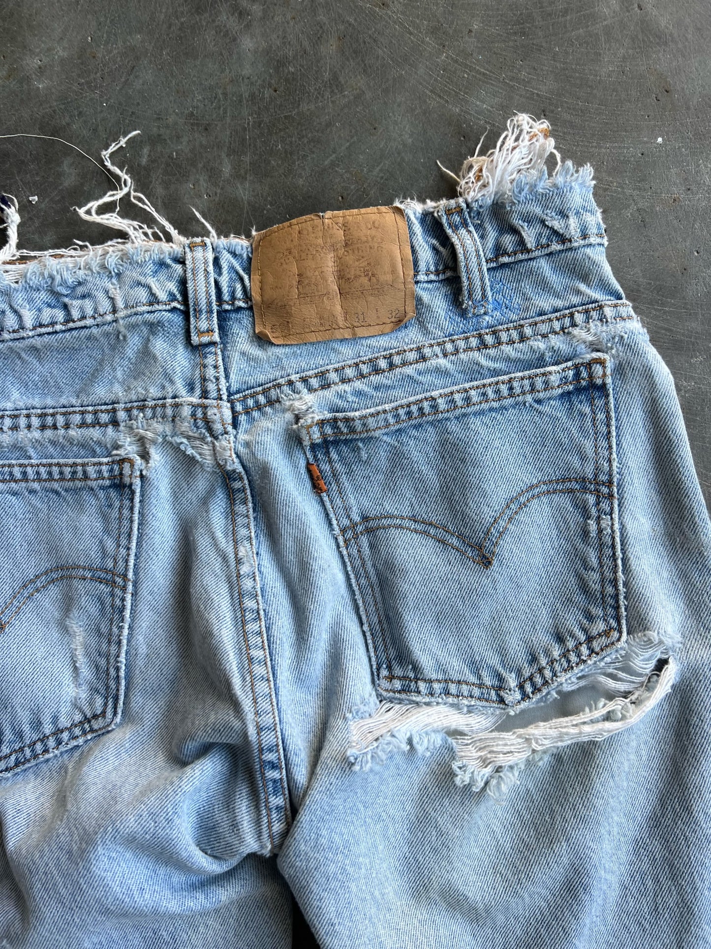 Vintage Distressed Light Wash Levi's 505 Pants - 30