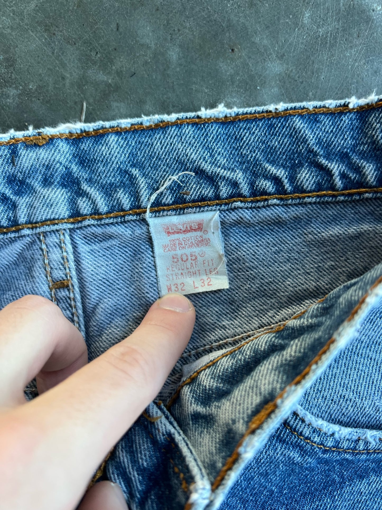 Vintage Distressed Light Wash Levi's 505 Pants - 32