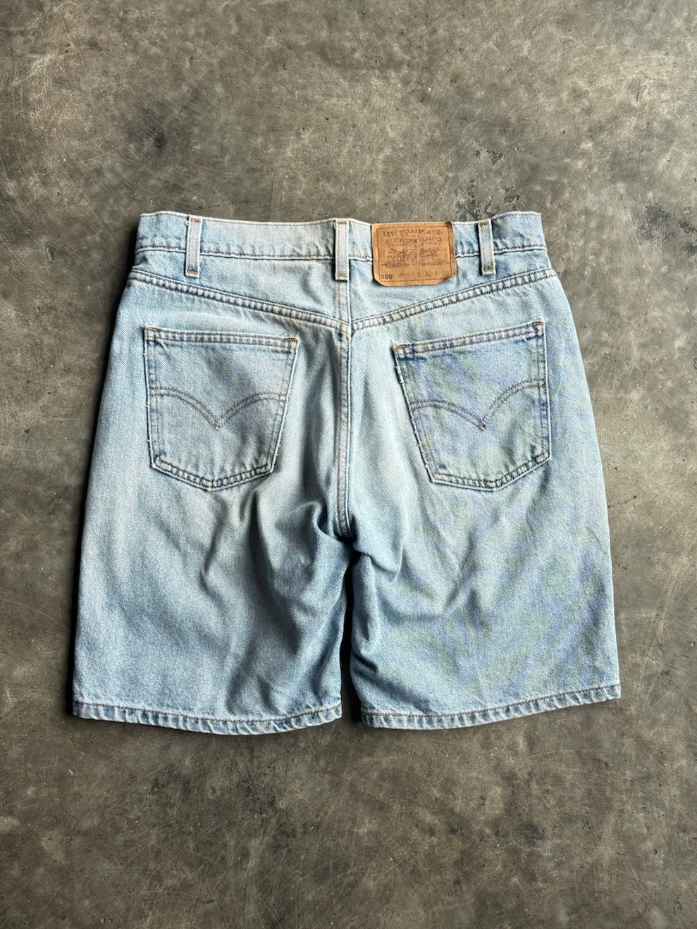 Vintage Light Wash Levi’s Denim Shorts - 32