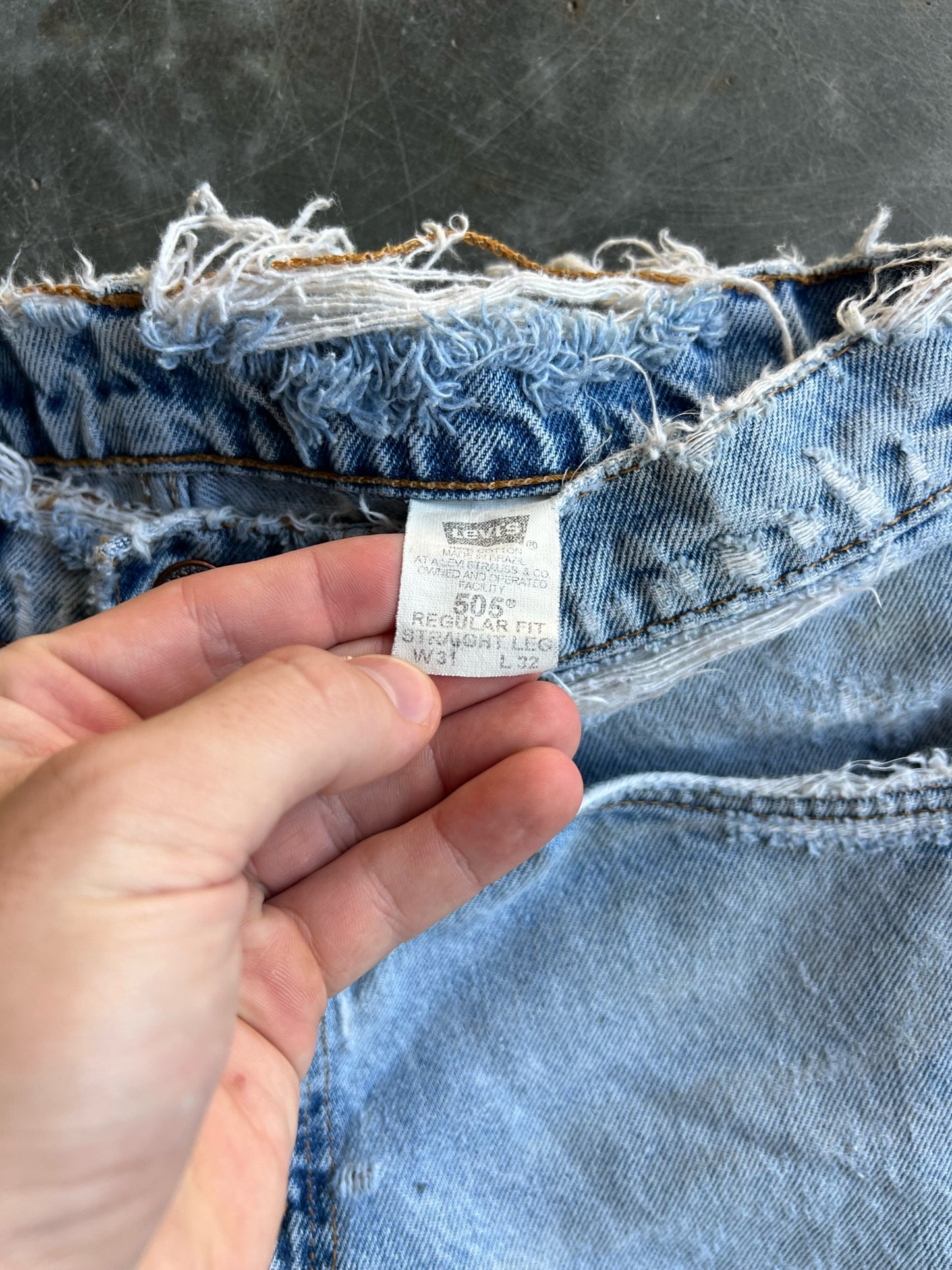 Vintage Distressed Light Wash Levi's 505 Pants - 30